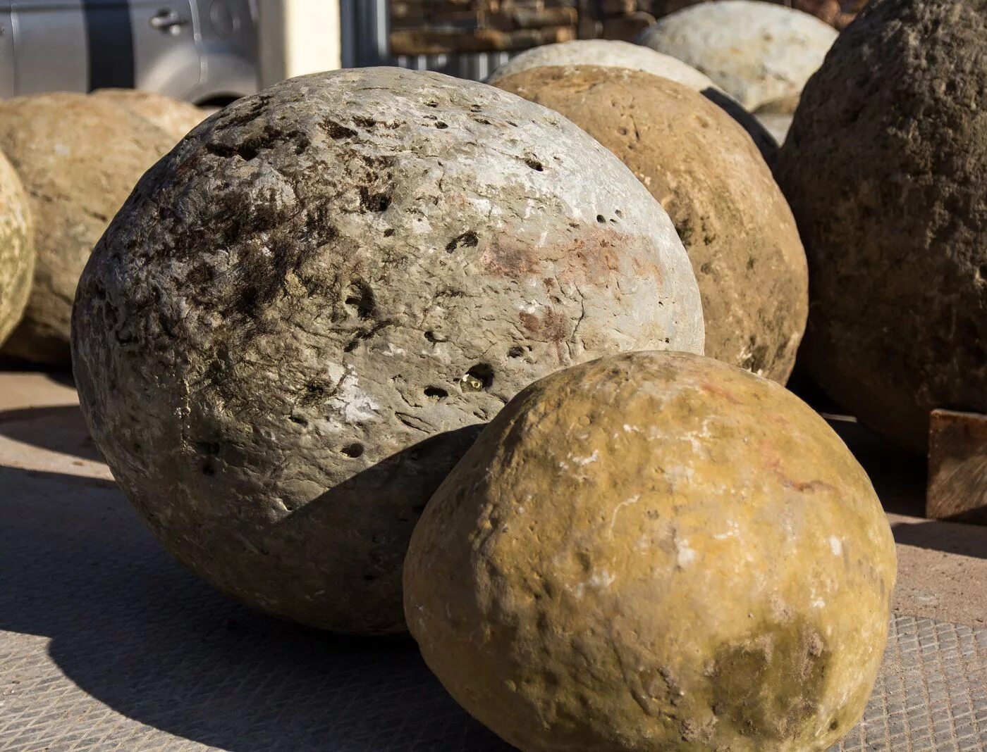 Каменный шар. Мяч из камня. Круглый каменный шар. Каменный мяч в древности.