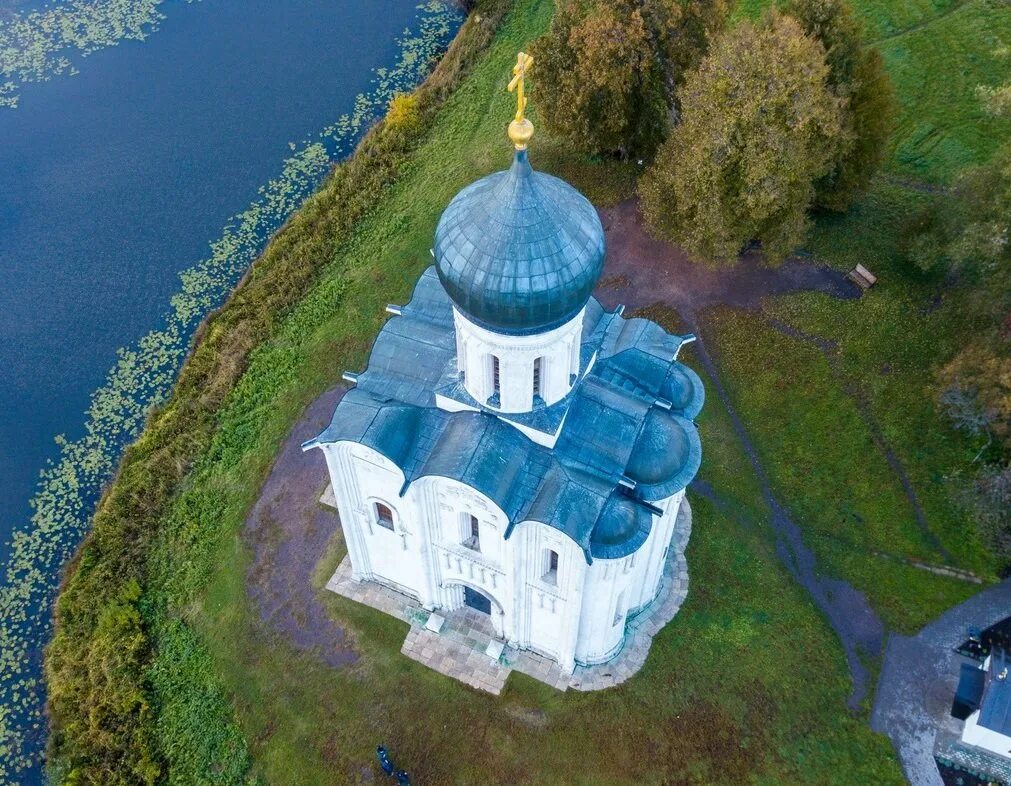 На месте храм находится в. Храм покрова на нерли. храм покрова на нерли с высоты. храм покрова на нерли сверху. церковь покрова на нерли вид сверху.