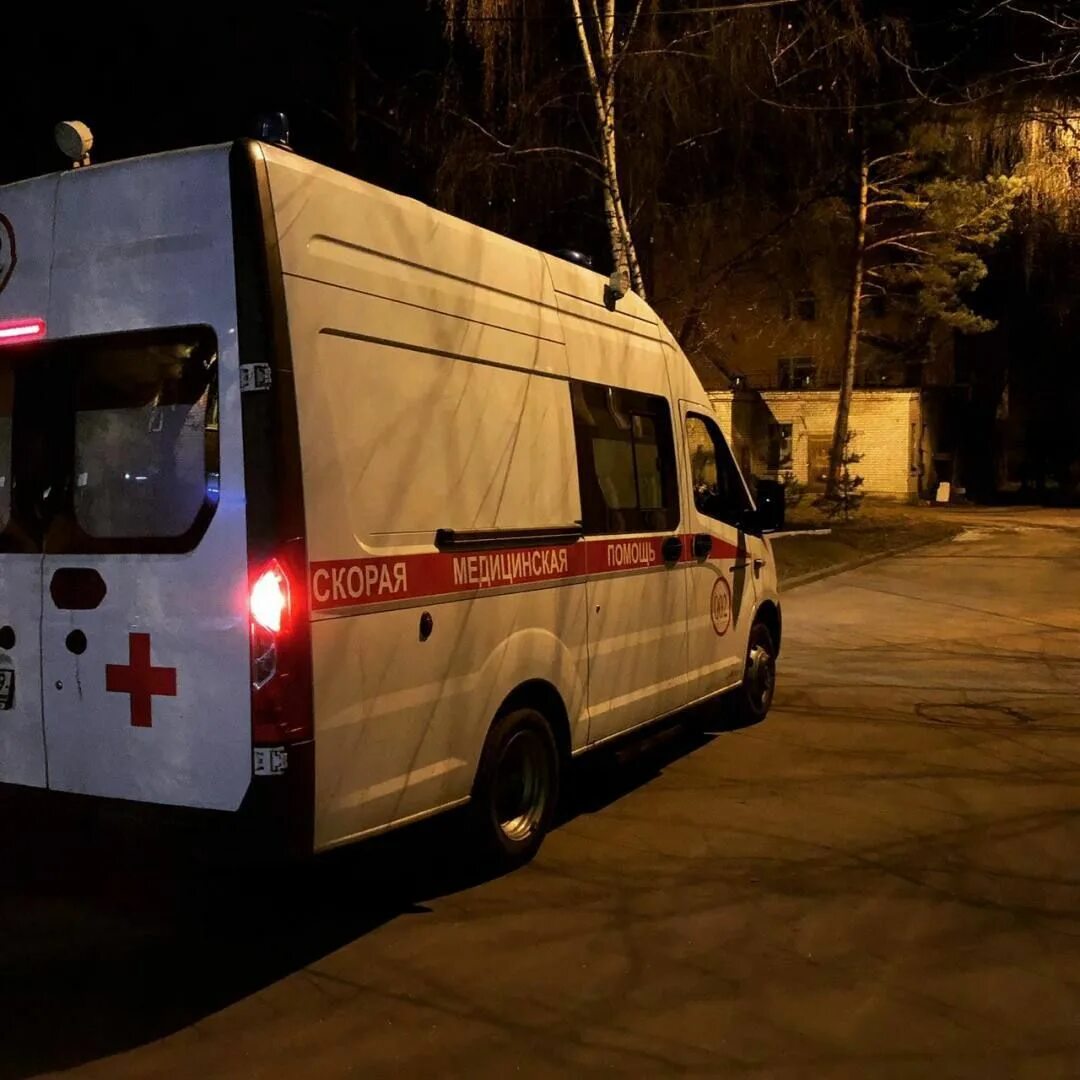 В больницу без скорой. Автомобиль скорой помощи. скорая ночью. машина скорой помощи ночью.