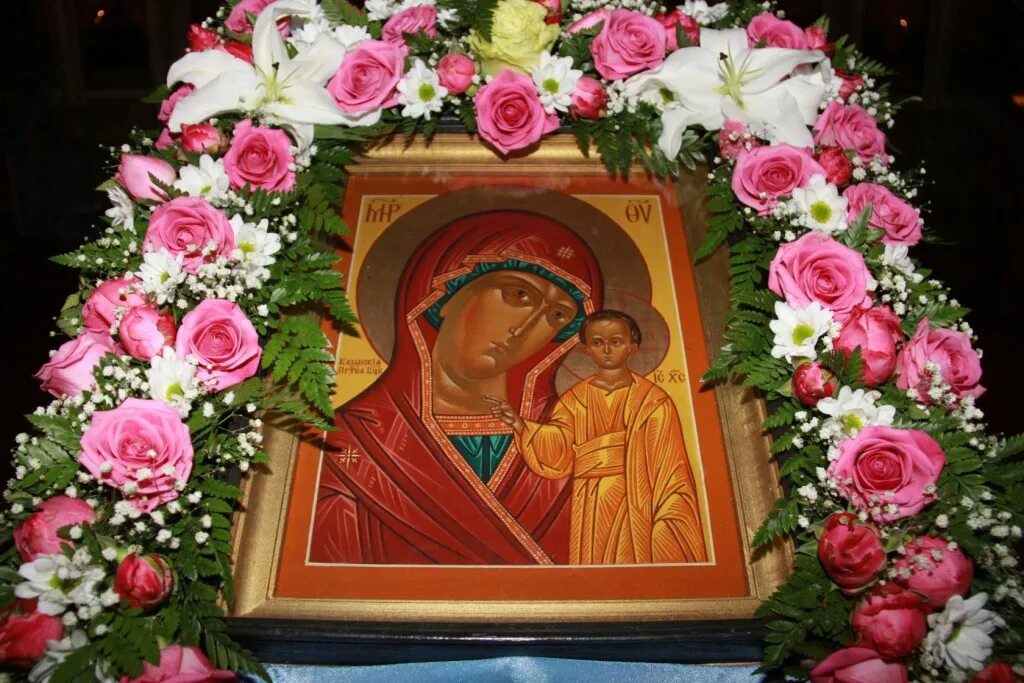 украшение храма. храмовая флористика кустовые хризантемы. украшение иконы 4. рождество пресвятой богородицы храмовая флористика. украшение храма на благовещение.