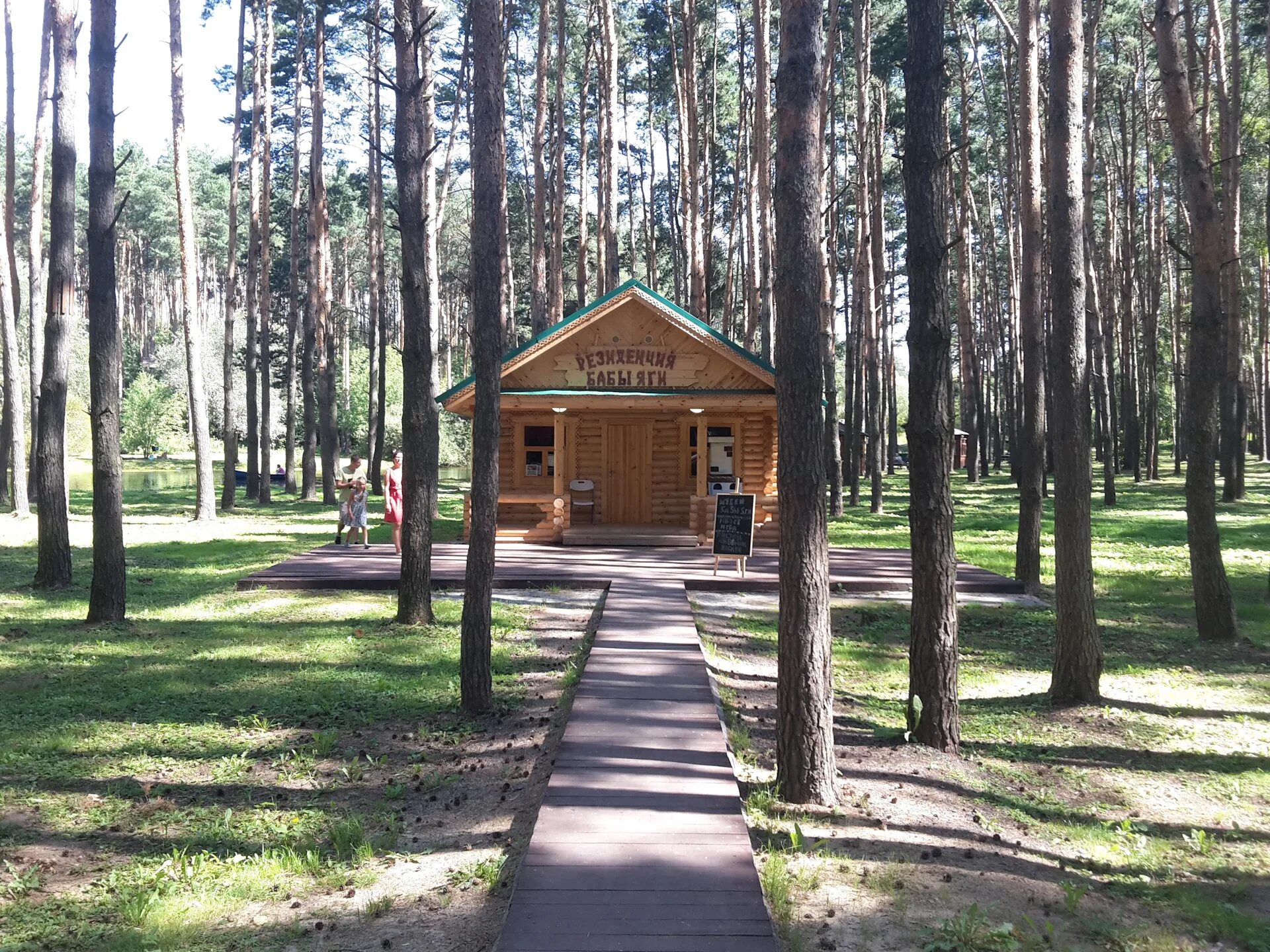 Грин парк беседка. Парк ёлочки Подольск. Парк ёлочки в Домодедово. Грин парк Домодедово беседки. Парк елочки Домодедово беседки.