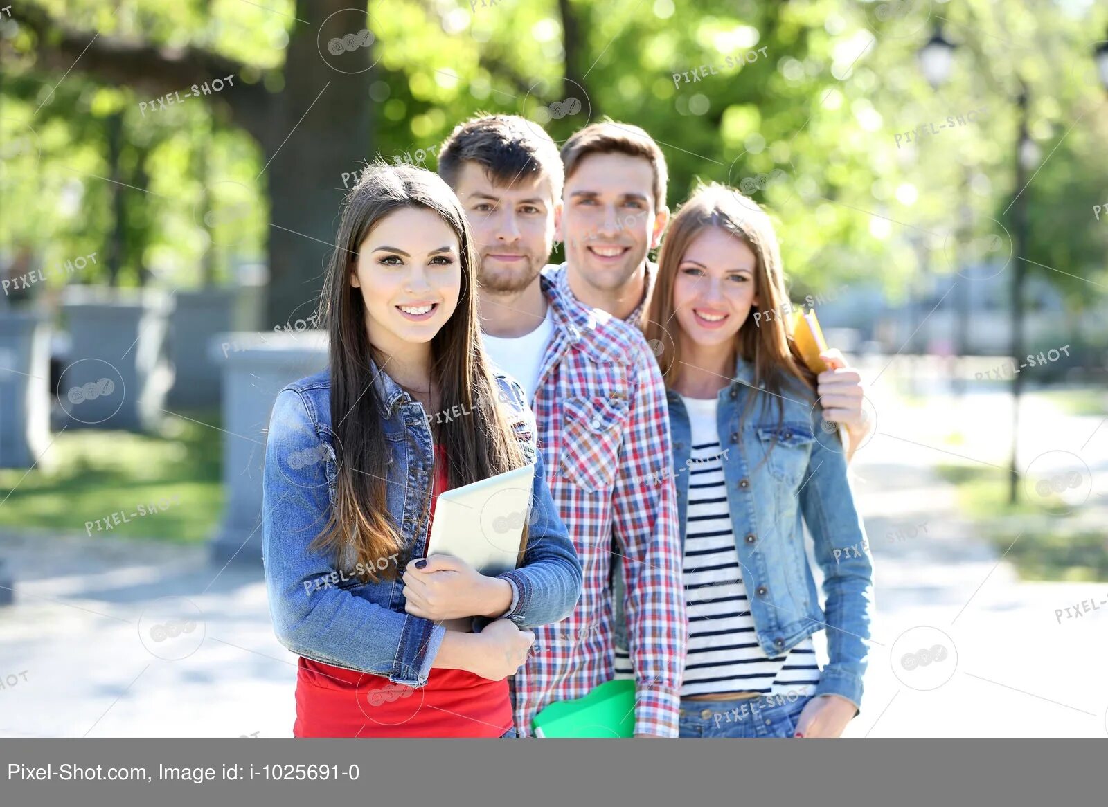 Student park. Студенты улыбаются. Счастливые студенты. Радостные студенты. Студент в куртке.