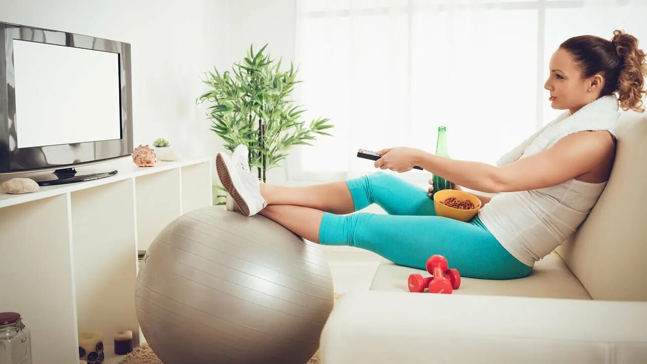 Lazy ленивый. Фитнес для ленивых. лень заниматься спортом. упражнения перед телевизором. ленивый фитнес на диване.