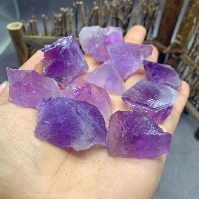 сиреневый полудрагоценный камень. камень талисман аметист. сугилит камень фиолетовый. сиреневый полудрагоценный камень. гелиотроп сиреневый камень.