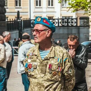Нападать на ветеранов