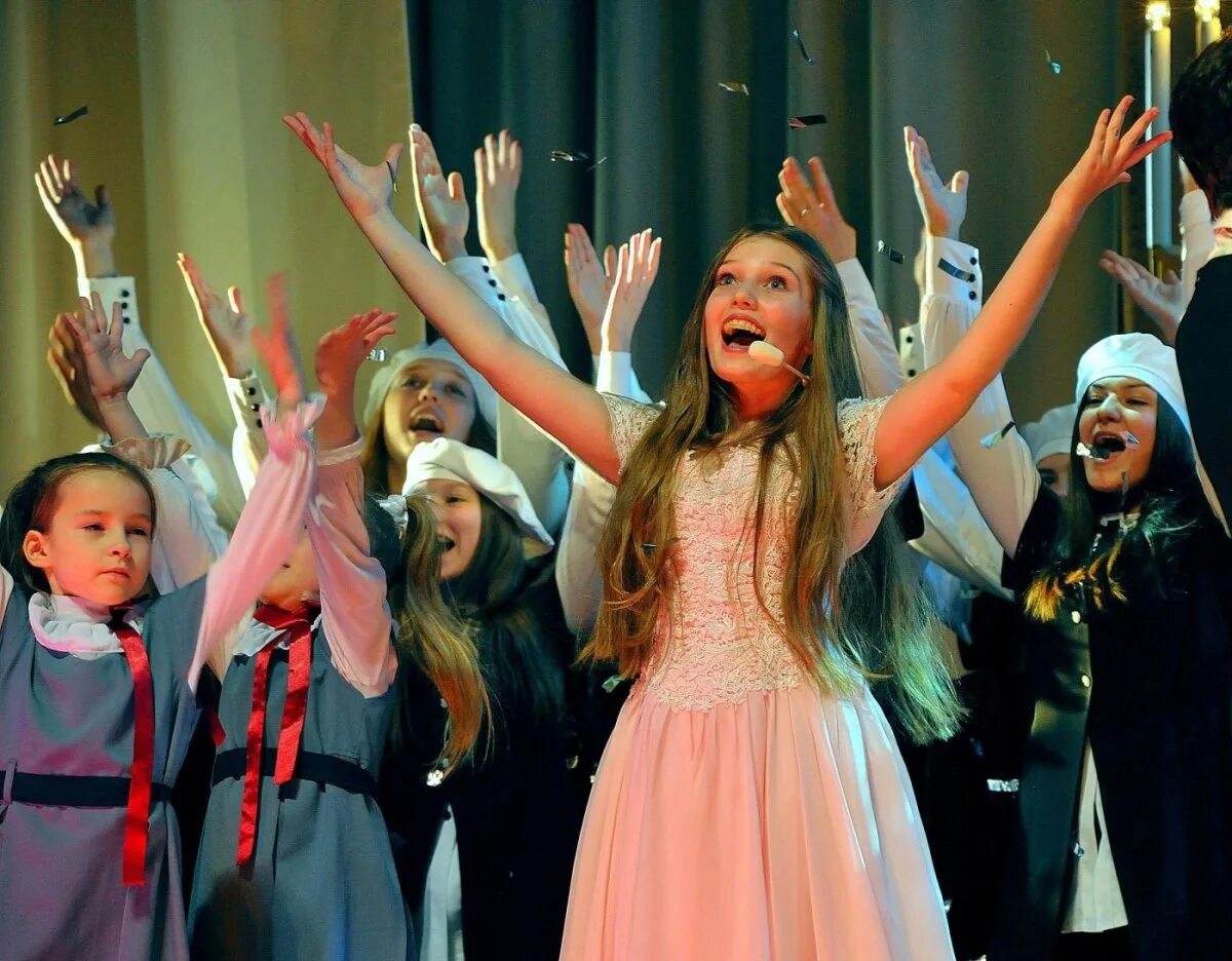 Выступление девочки. Детская филармония Екатеринбург сцена. Дети выступают на сцене. Музыкальный театр для детей. Дети на сцене театра.