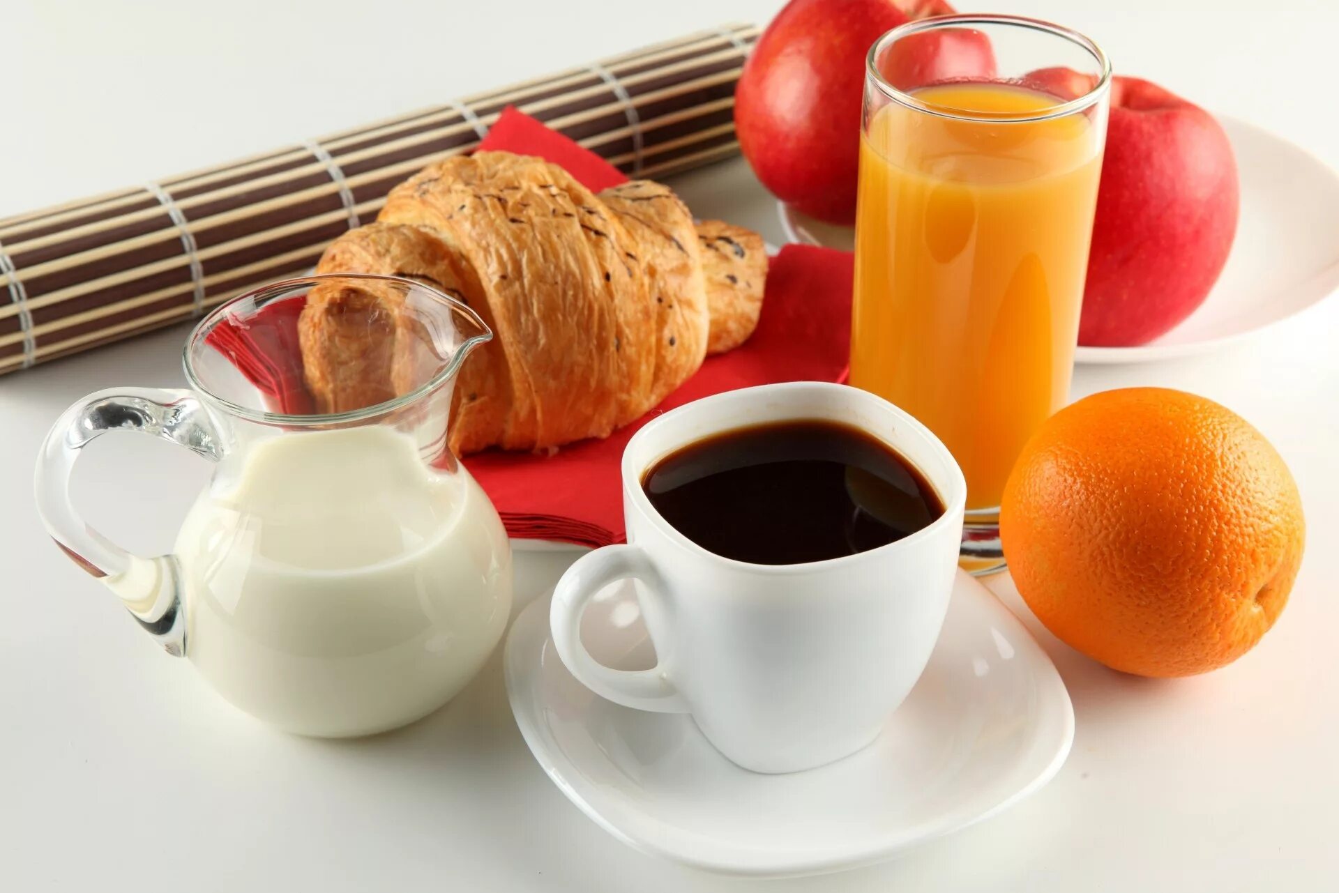 Завтрак с кофе. Кофе с апельсиновым соком. Чай на завтрак. Завтрак с апельсиновым соком. Апельсиновый сок на завтрак
