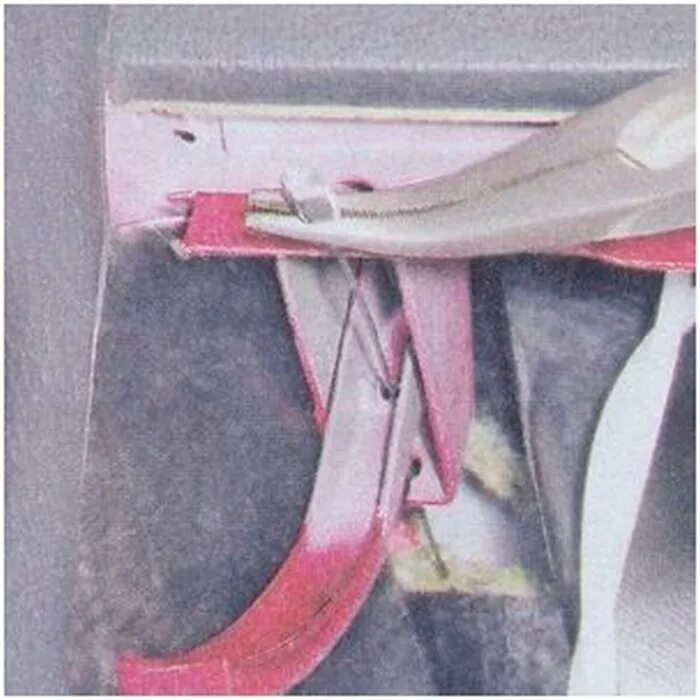 Замок капота ваз 2112. Крепление замка капота ваз 2107. Как поменять тросик капота ваз. Тяга открываняи капот 2110. Тросик капота ваз 2107.