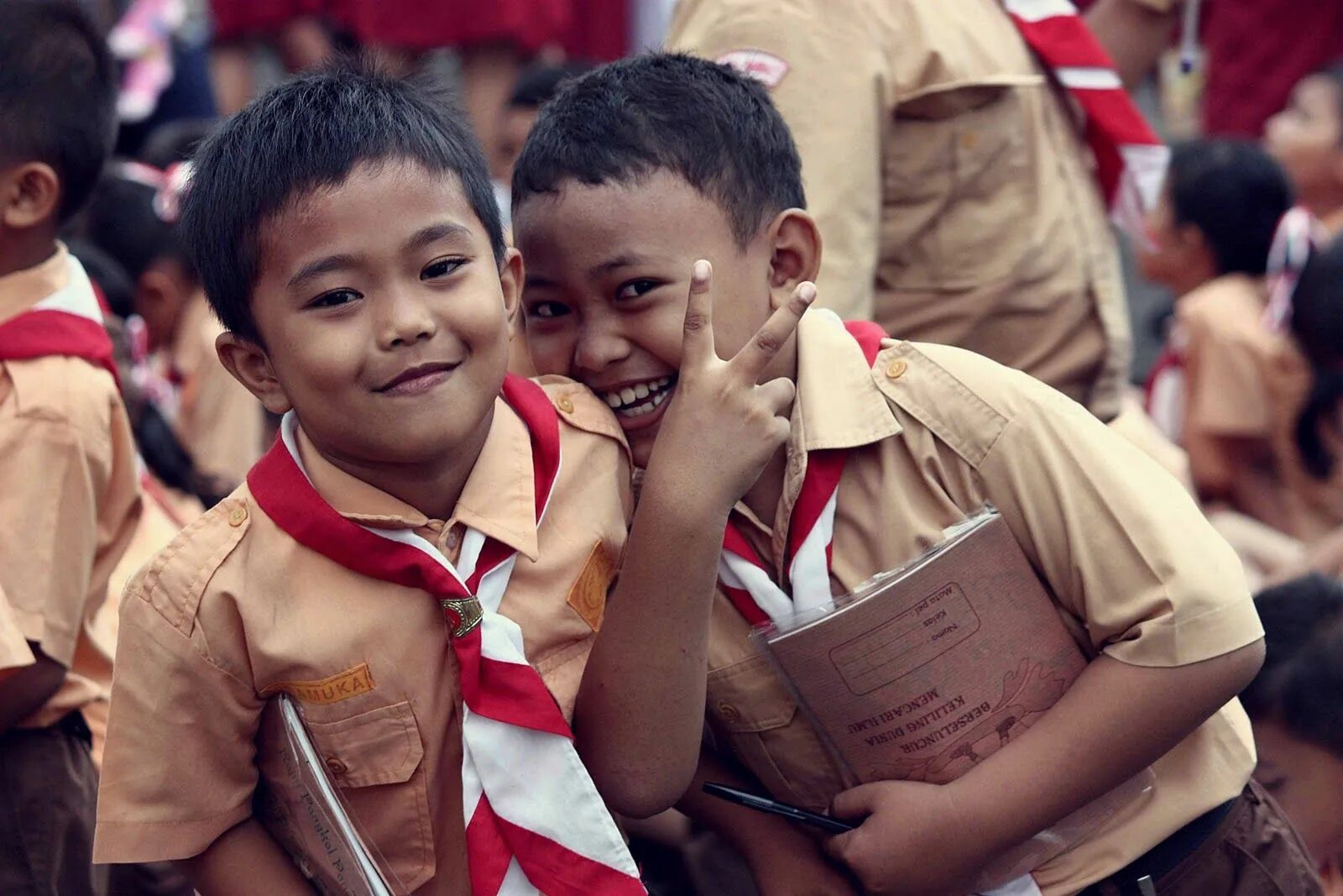 Video orang indonesia. Индонезийская студентка. Мальчик индонезийка студент. Английский язык в Индонезии.