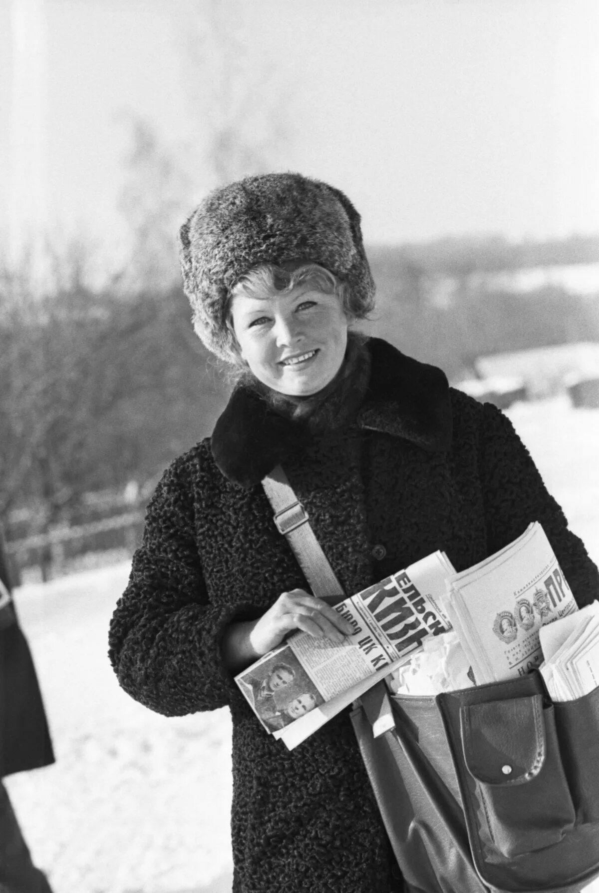 Женщина почтальон. Почтальон человек. Красивая девушка почтальон. Красивый почтальон. Почтальон фото.