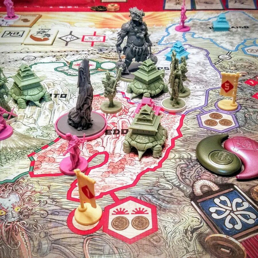 Настольные игры солнечный. Rising Sun настолка. Настолка Atlantic Rising. Rising Sun Board game. Фигурки для настольных игр.