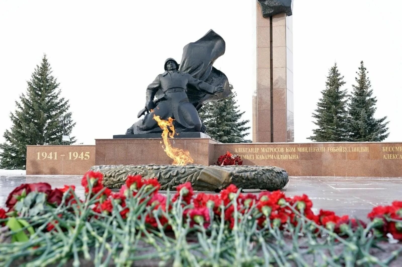 Фото: Памятник странам участницам антигитлеровской коалиции на Поклонной горе. М