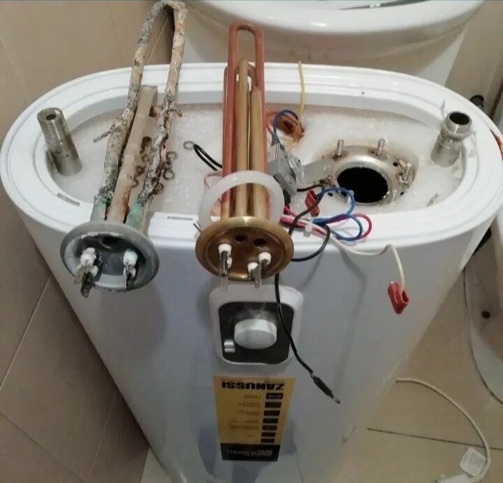 Ремонт водонагревателей в красноярске. Монтаж водонагревателя. Водонагреватель на газовую плиту. Ремонт водонагревателей. Мастер по ремонту водонагревателей.