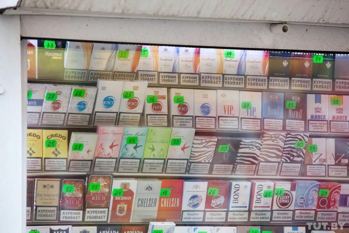 Ларек с сигаретами. Ценники на сигареты в магазинах. Сигареты Белоруссия. Марки сигарет 2010.