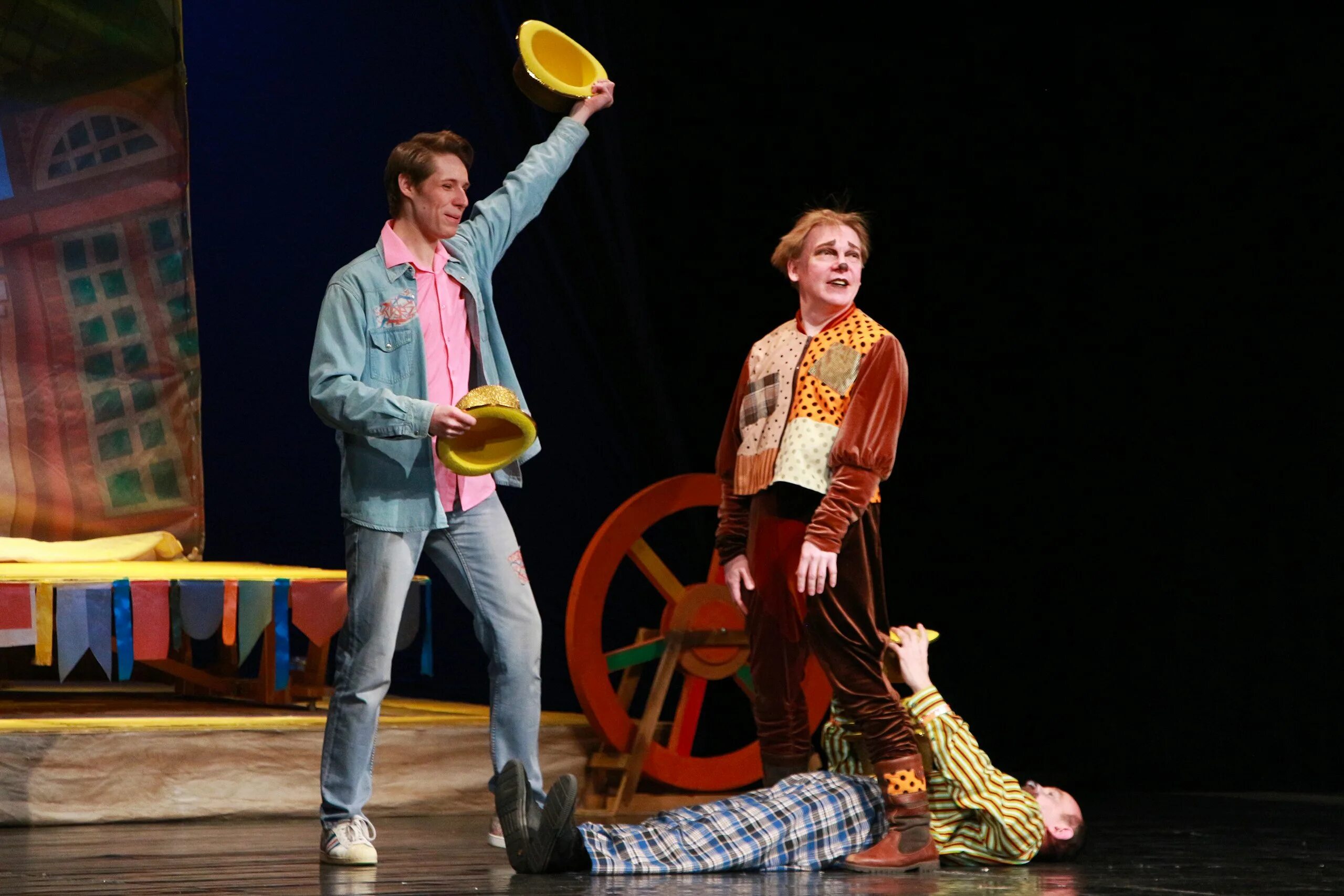 Бременские музыканты театр. Бременские музыканты череповец. Разбойники бременские музыканты театр. Бременские музыканты тюз челябинск. Бременские музыканты череповец.