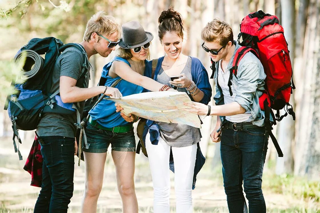 Поход в горы. Девушка путешественница. Фотографии путешествий. Туристы за границей. Красивые путешествия.