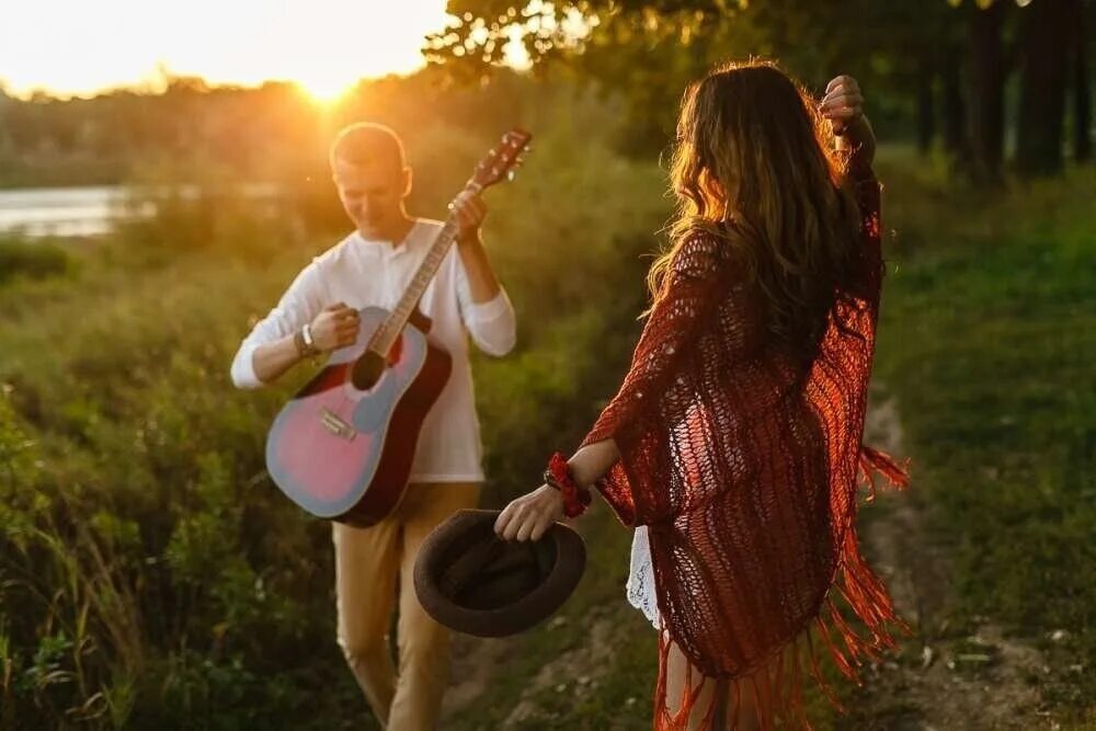 Давай музыку петь. Девушка с гитарой на природе. Гитарист на природе. Фотосессия с гитарой на природе. Влюбленные с гитарой.
