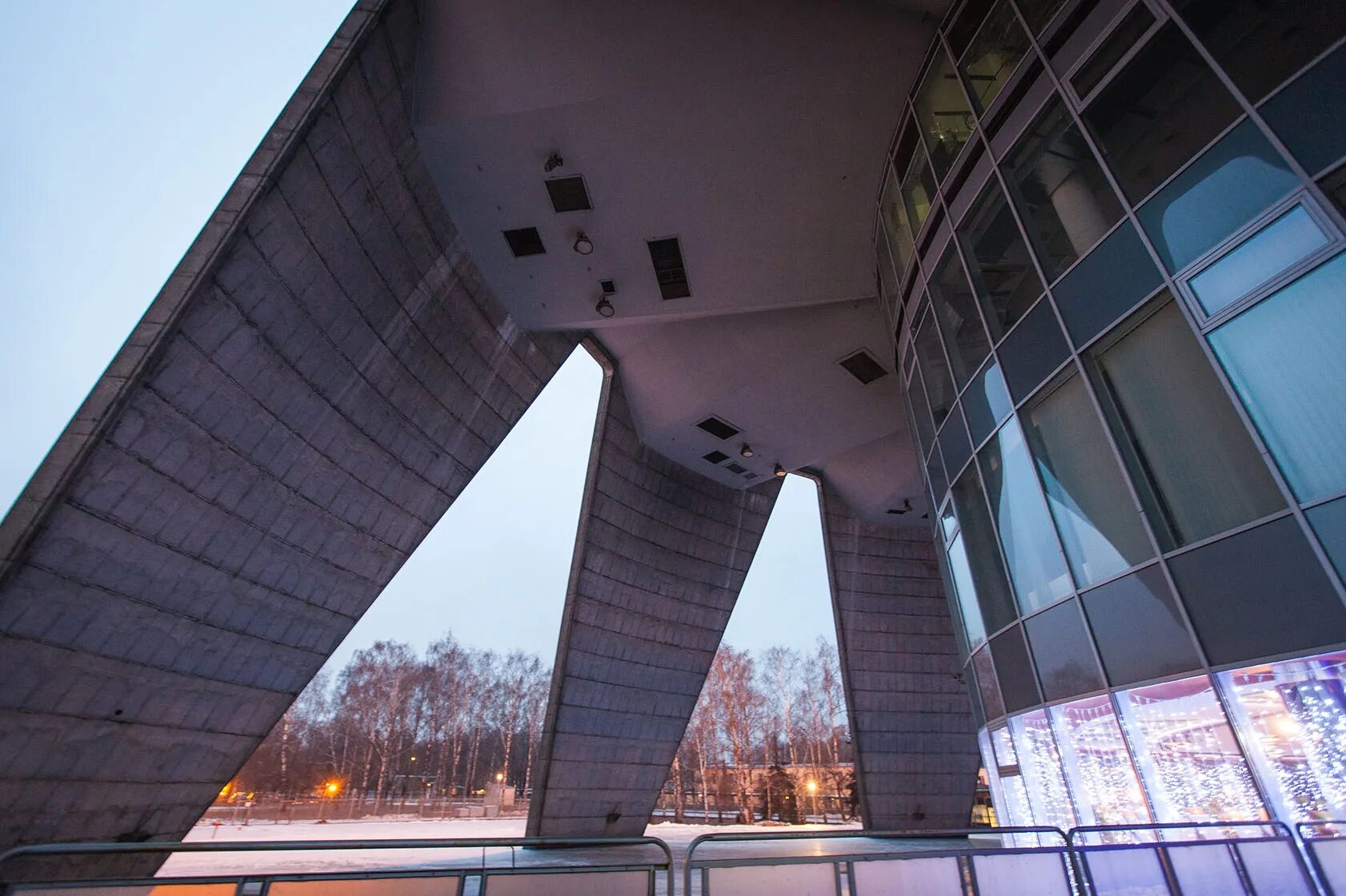 Башня войти. Останкино башня снизу. Телебашня останкино москва. Девичья башня (баку) достопримечательности баку. Ушкалойские башни чечня ресторан.