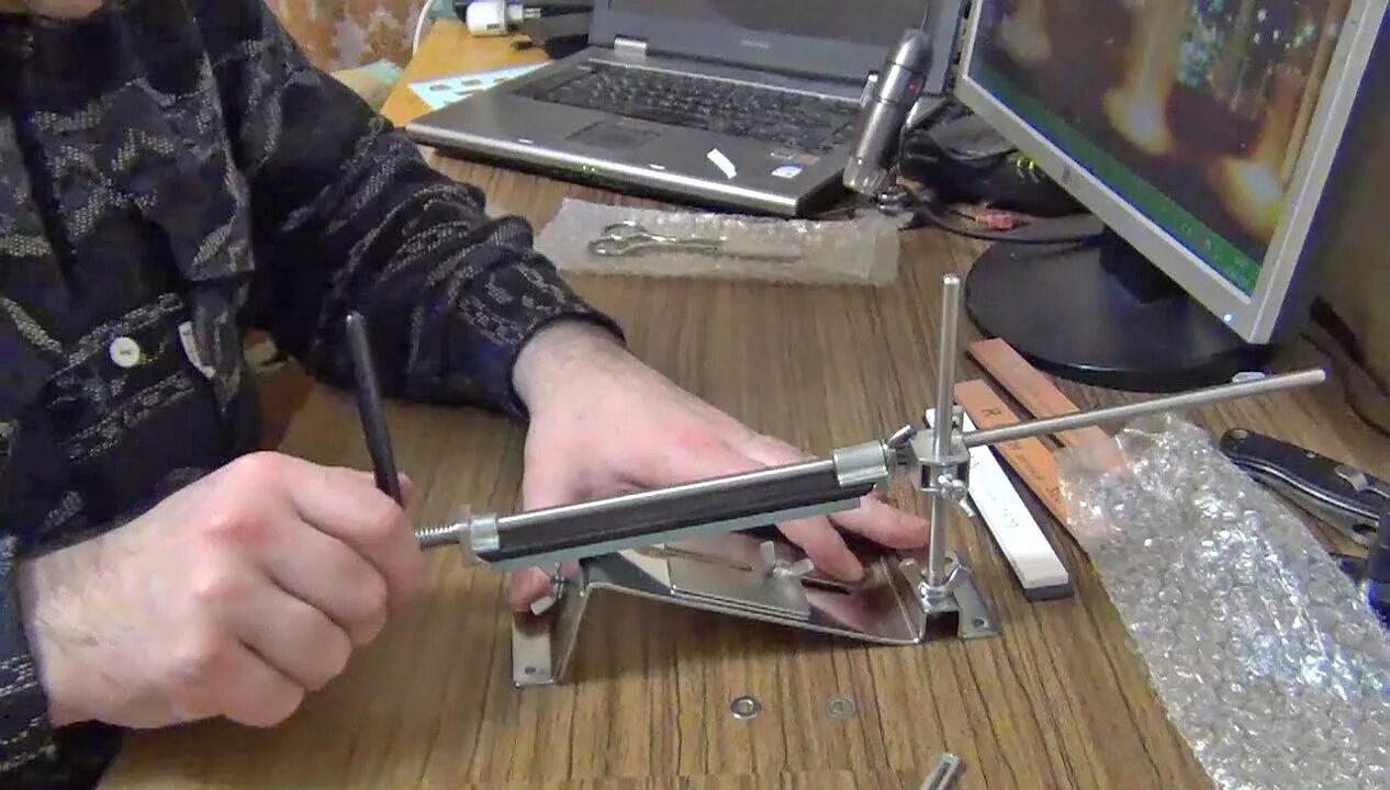 Как достать лезвие из точилки. Подставка для ruixin pro. сборка точилки ruixin. магнит для заточки ножей. магнитная точилка для ножей.