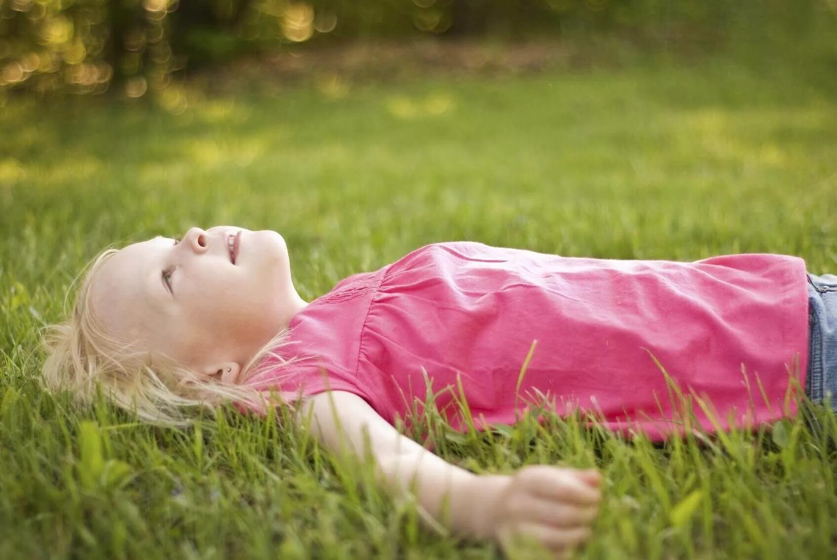 Large in little. Тодлер девочка. Lil girl in grass. Laying on the grass. Kids on the grass Фотобанк Лори.