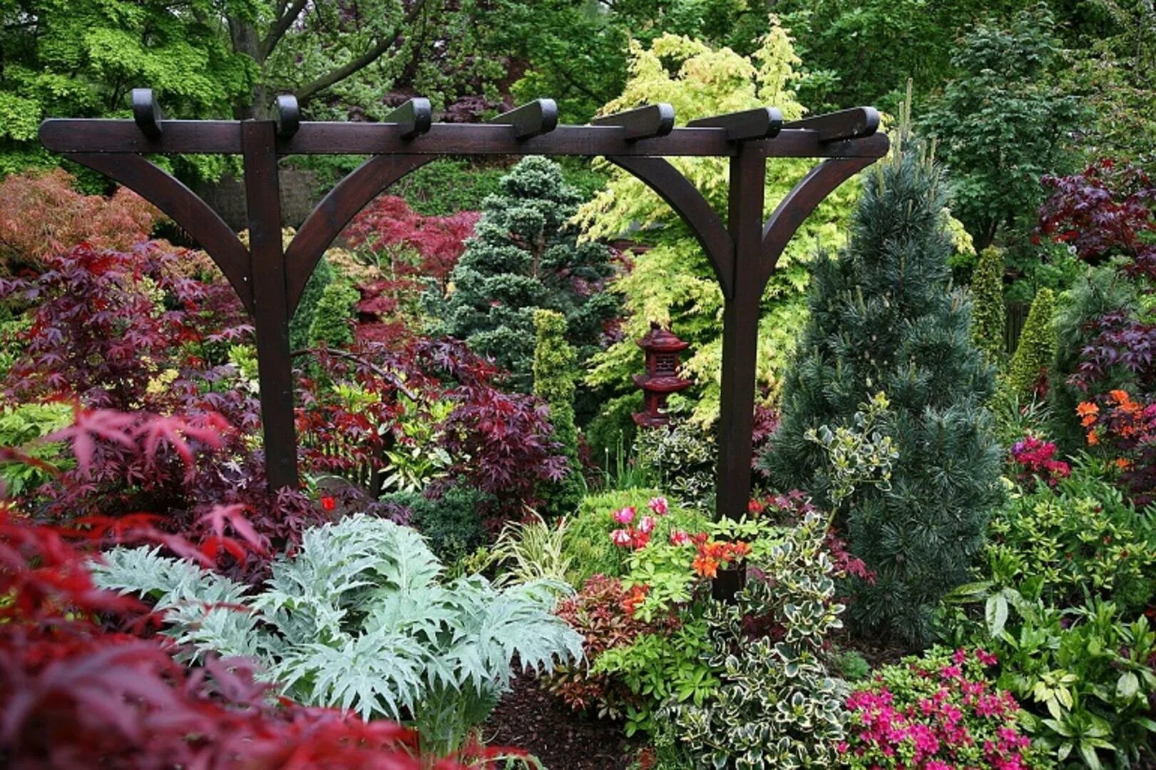 Стоит ли садовый. Английский сад Тони и Марии Ньютон. Декоративный сад. Красивые деревья для сада. Дизайн сада своими руками.
