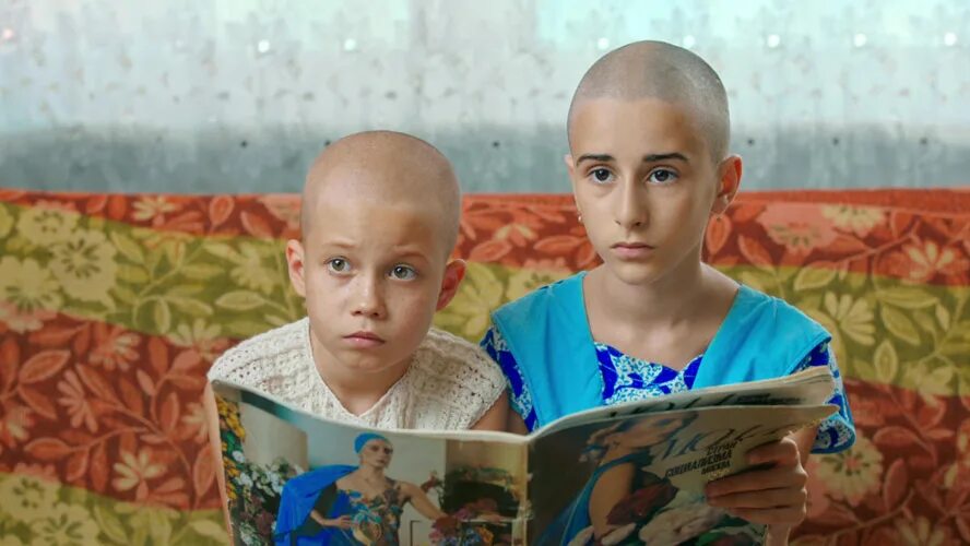 стригли ли манюню. подстриженная налысо голова. кейт флэннери побрилась налысо. подстригся под ноль. стрижка наголо мужская.