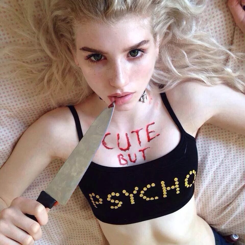 Тумблер девушки. Крутая девушка. Bad girl v1. Фотосессия в стиле bad girl. Девушка с коноплей.