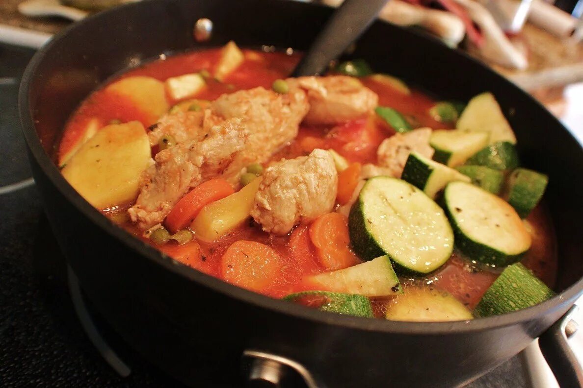 Тушеная грудка с овощами на сковороде. Грудка с овощами на сковороде. тушеные овощи в казане на огне. овощное рагу с грудкой куриной в сковороде диетическая. овощи тушеные на сковороде рецепт.