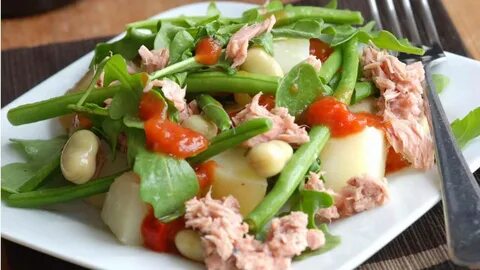 Тунец с яйцами и зеленым луком