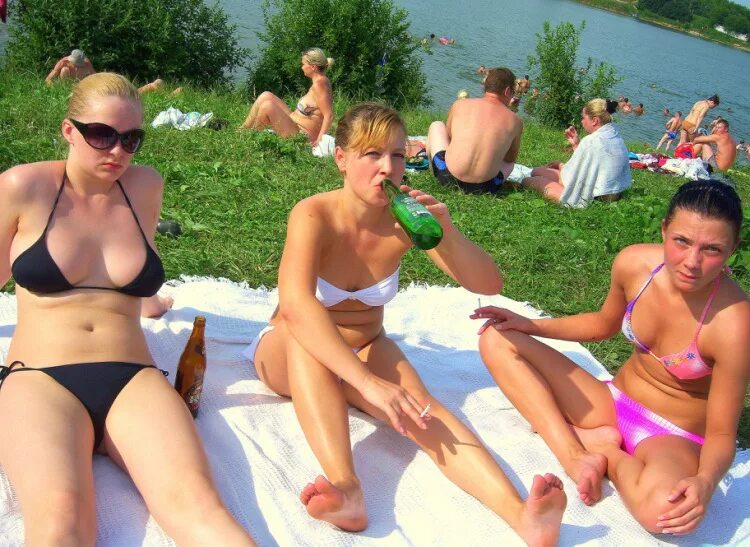 Нудистский отдых под открытым небом на речке