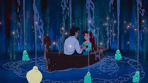 На маленькой повидавший многое лодке русалочка