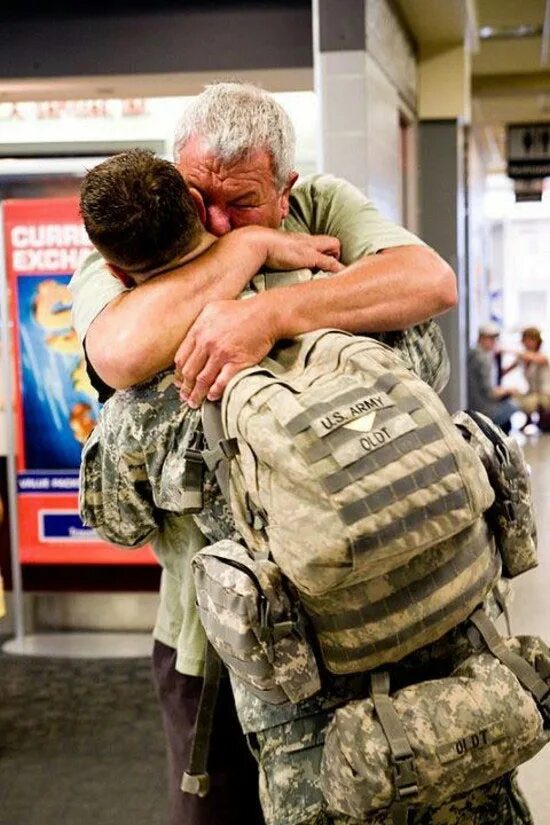 Солдаты обнимаются. Объятия с военным. Самые трогательные моменты. Солдат с ребенком. Муж вернулся с сво
