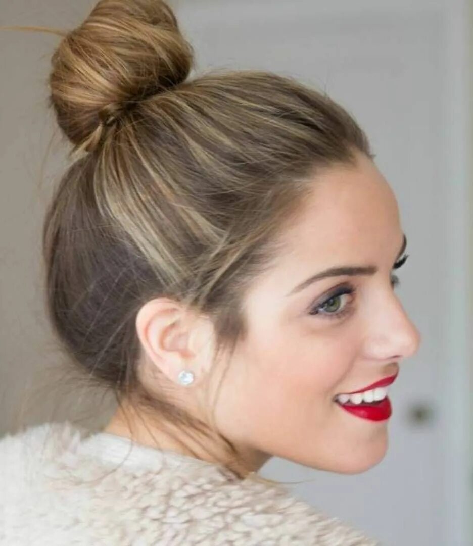 Простые женские прически. Несложные прически на средние волосы. Строгие прически. Интересные прически на средние волосы. Быстрые офисные прически на средние волосы.