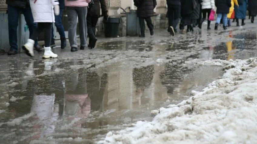Растаяли почти. Снег с дождем в Питере. Оттепель в Петербурге. Февраль оттепель. Лужа в городе.