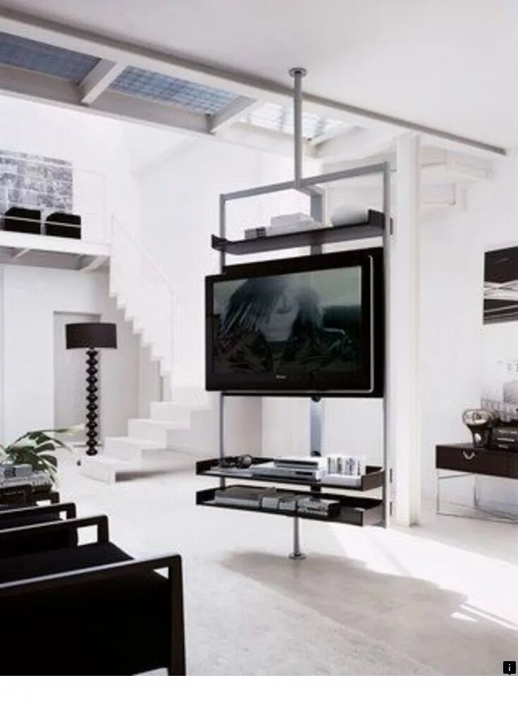 Стенка перегородка для телевизора. Стена с графиками. Стойка для телевизора посреди комнаты. Тесный кабинет. Standing room.