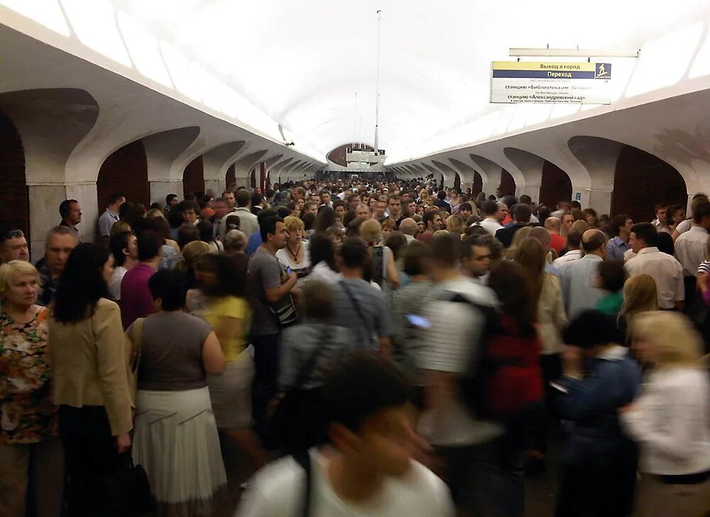 Жизнь в московском метро. Метро котельники час пик. Пробки в метро в москве. Фотовыставка, посвященная 35-летию новосибирского метрополитена. Люди в вагоне метро.