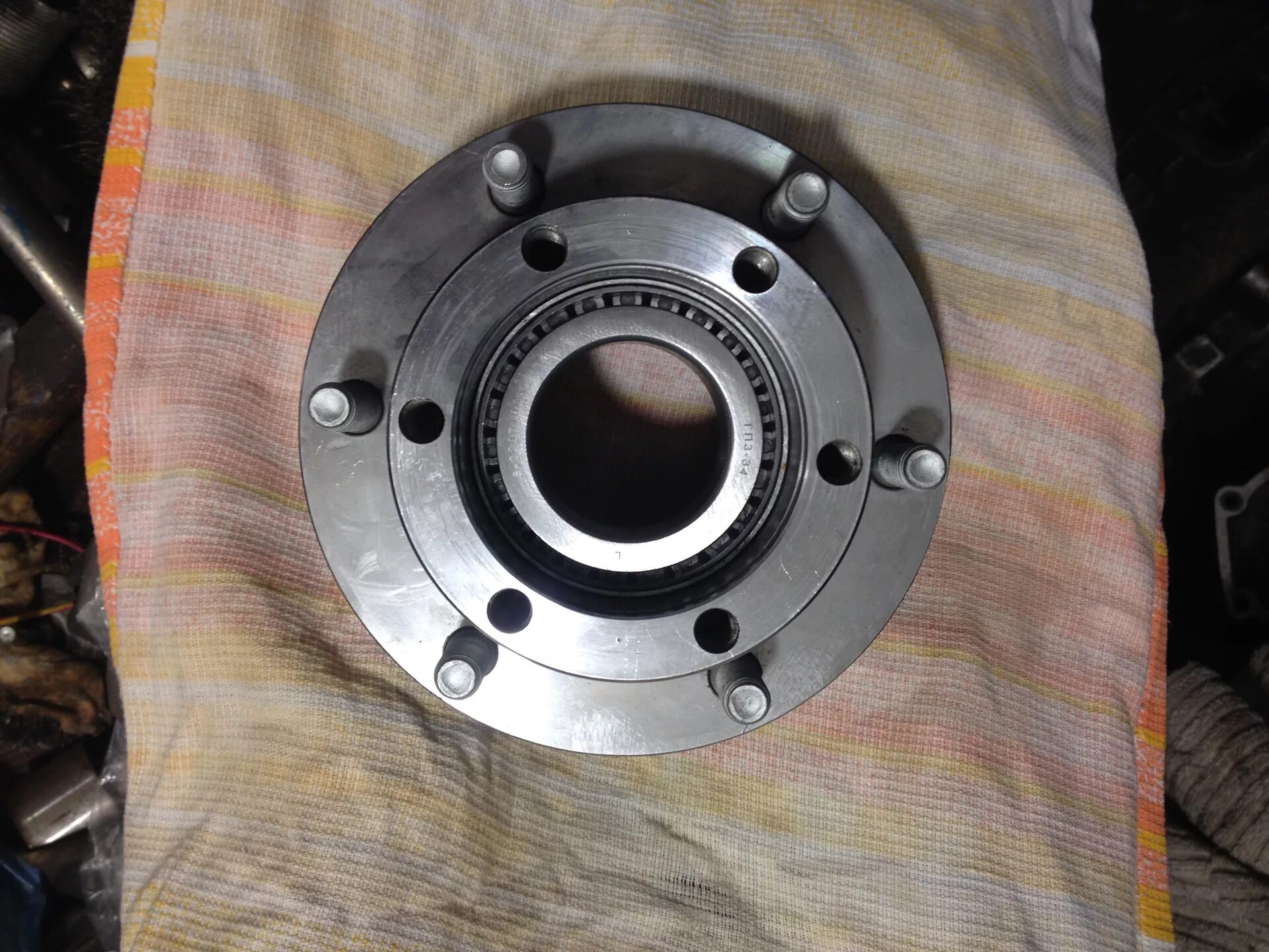 Отверстие ступицы. Ваз 2105 ступица переднего колеса. Центрирующие кольца для колесных дисков на м 2141. Головка ступичной гайки поло седан 2016. Отверстие ступицы.