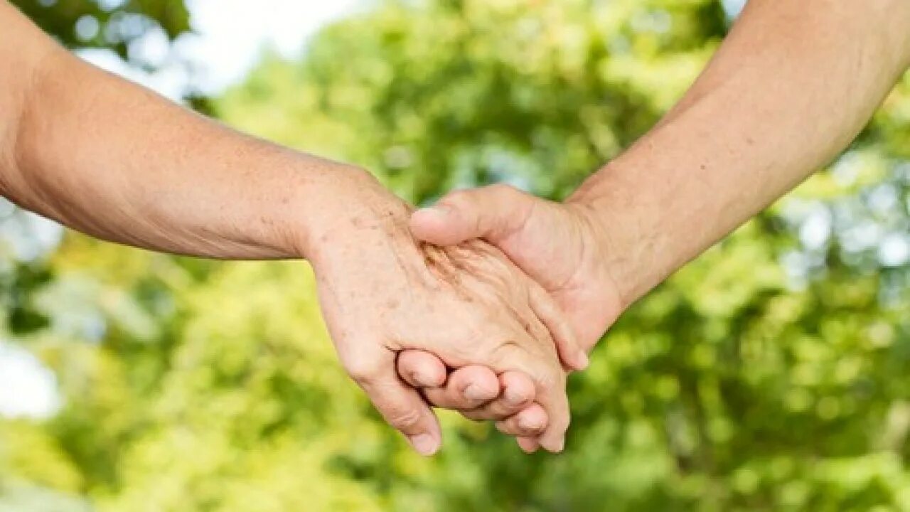 Пожилые держатся за руки. Две пожилые руки. Пожилые руки держаться вместе. Руки держатся вместе престарелые.