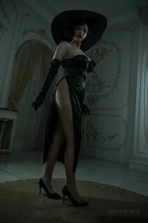 515. Косплей на Леди Димитреску из Resident Evil Village в черном платье. 