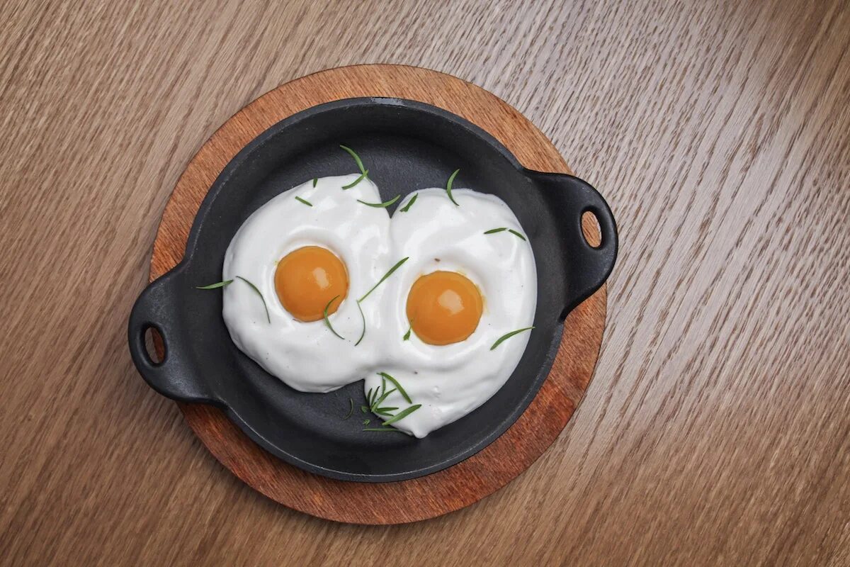 сладкая яичница. омлет с яблоками. омлет сладкий с яблоками. сладкая яичница. блюда из яиц и творога.