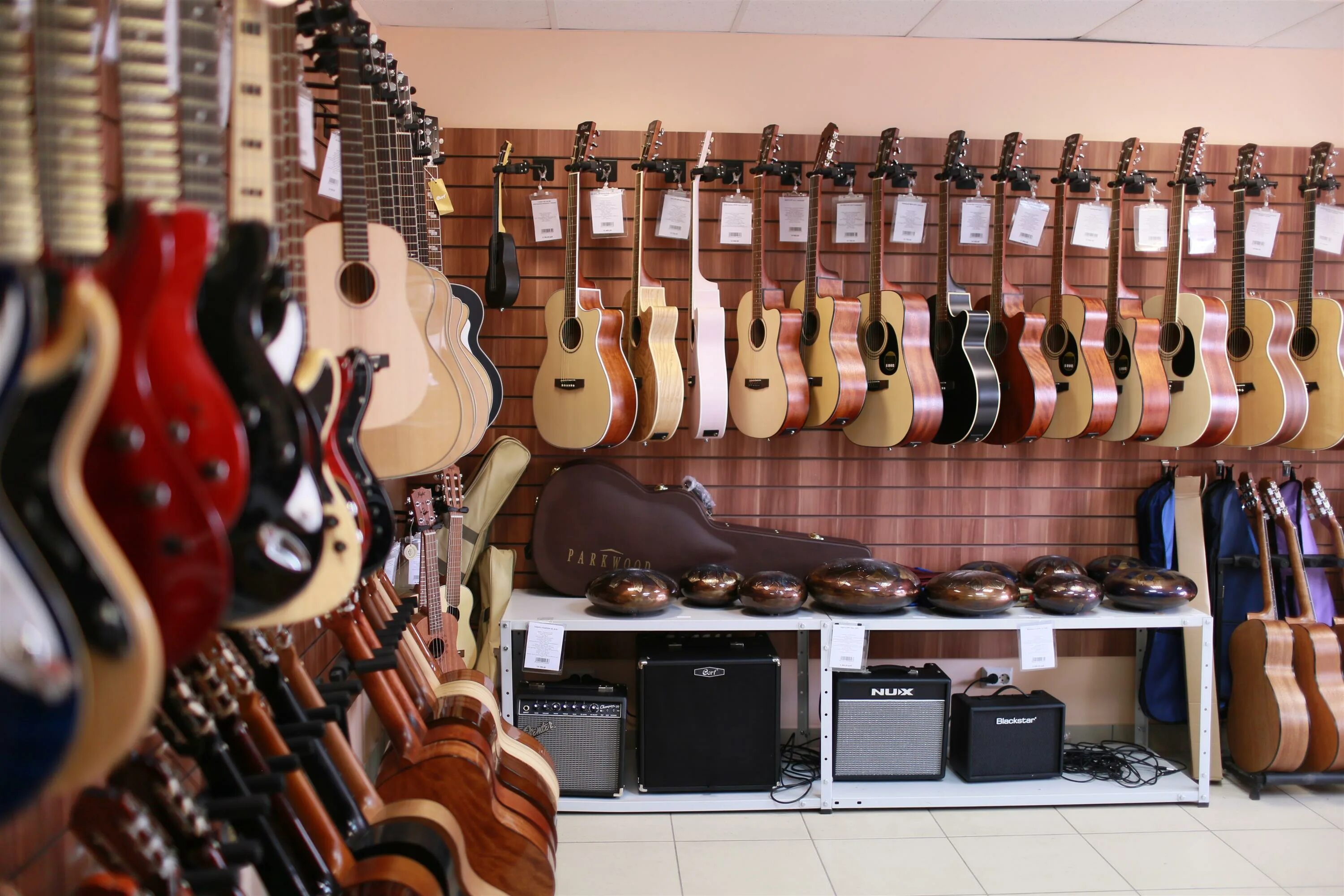 Куплю гитару адреса магазинов. Музыкальный магазин. Магазин музыкальных инструментов. Гитарный магазин. Музыкальные товары.