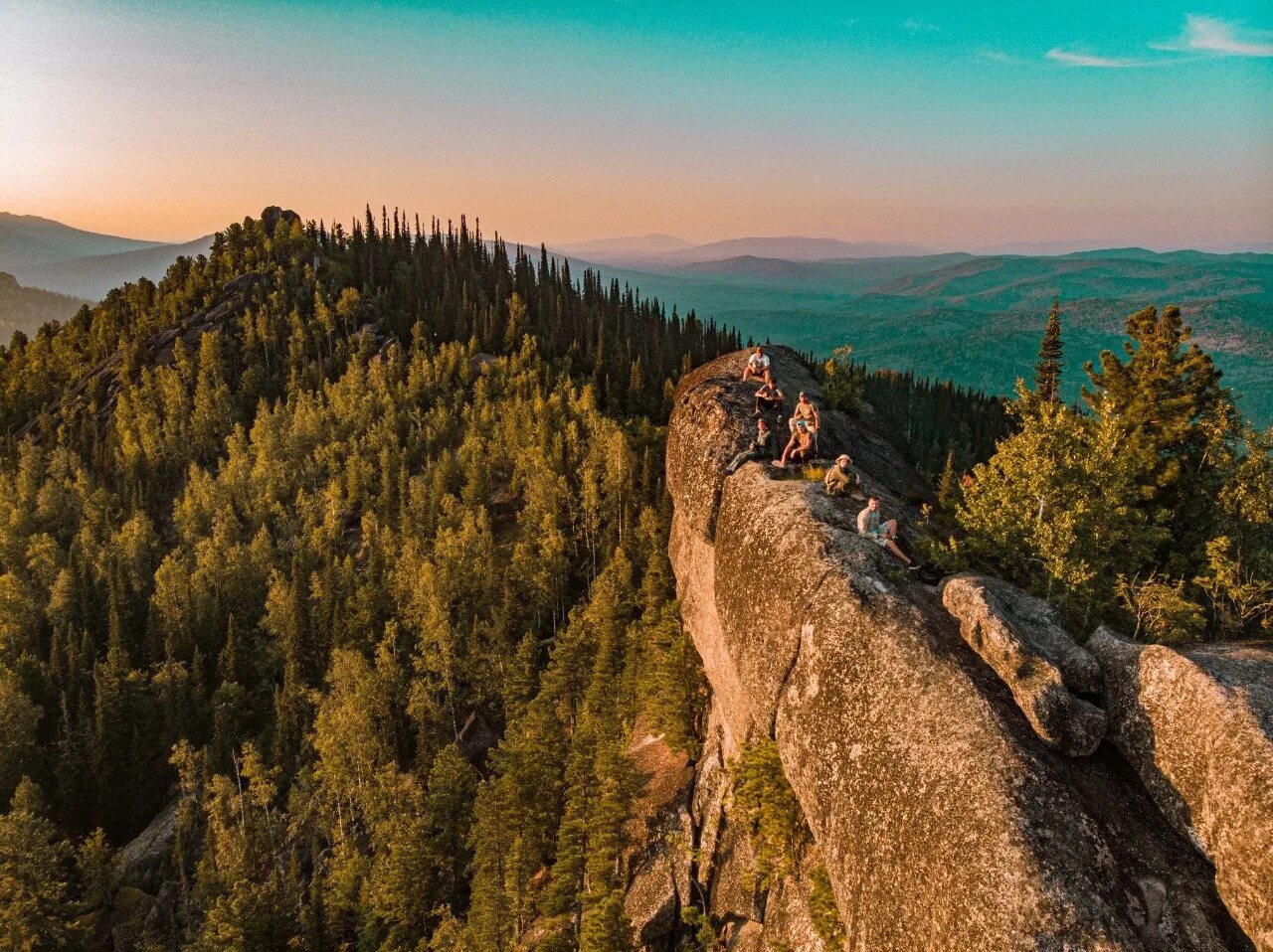 Кузбасс фото. Шория Кузбасс. Горы Кузбасса. Мегалиты горной Шории. Шерегеш лето.