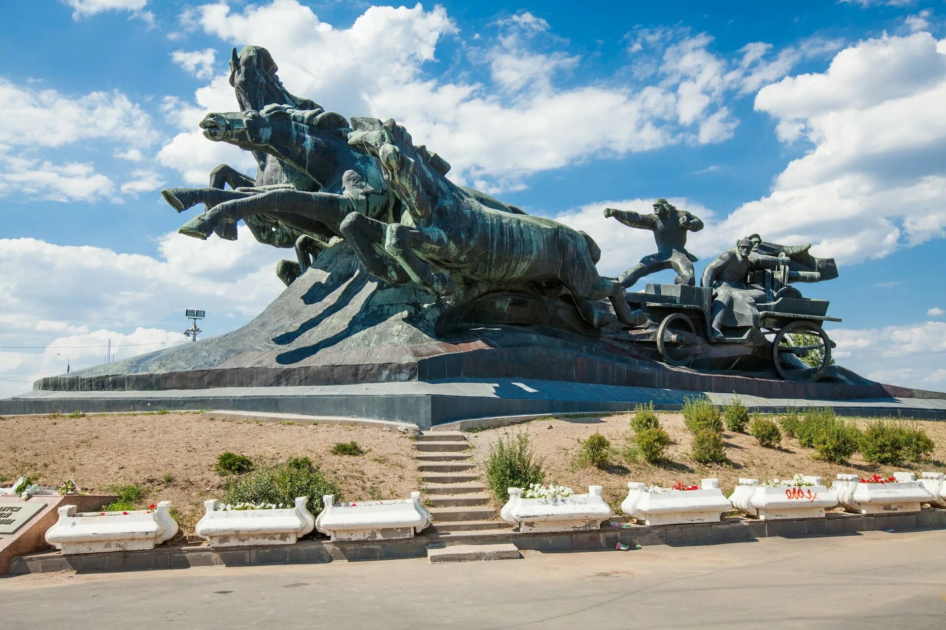 Переехал в ростовскую область. Памятник тачанка Ростов-на-Дону. Ростов на Дону "памятник тачанка-ростовчанка". Достопримечательности Ростова на Дону тачанка. Достопримечательность тачанка ростовчанка.