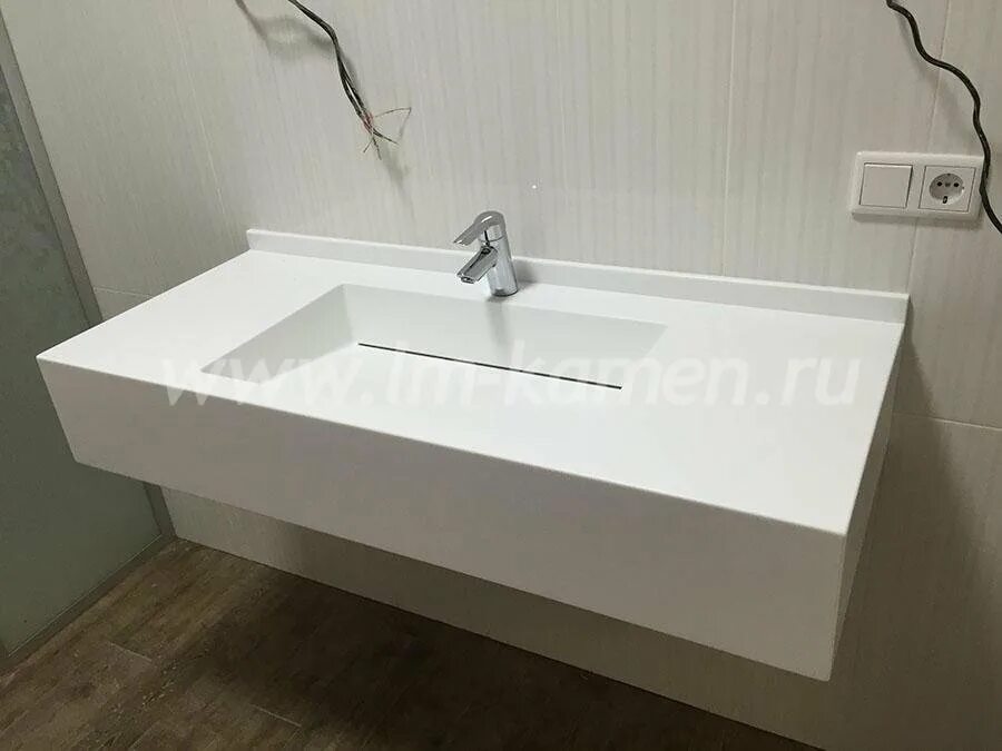 Caesarstone 1141 Pure White. Раковина с щелевым сливом модель 206 Staron. Раковина из акрилового камня интегрированная м58. Раковина из кварцевого агломерата.