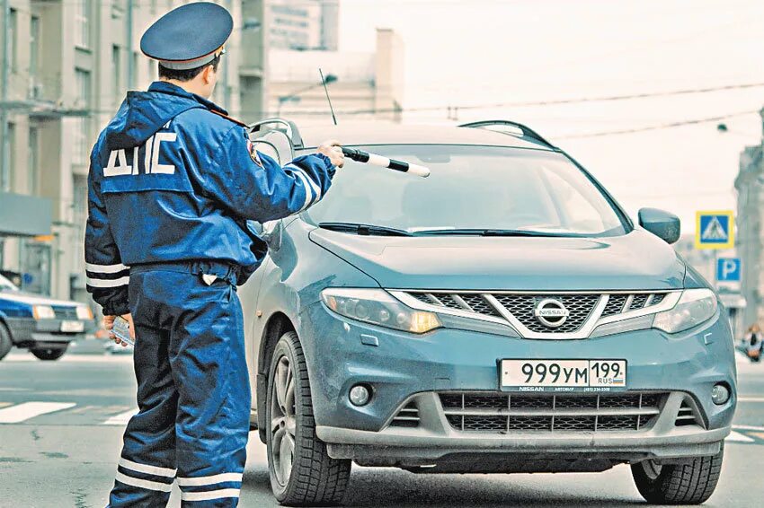 Досмотр гибдд. Досмотр автомобиля. Досмотр авто ДПС. Досмотр ТС сотрудником ДПС. Сотрудник на автомобиле.