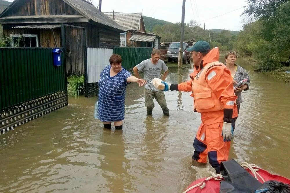 Стихийные бедствия наводнение. Наводнения в России. Паводок. ЧС наводнение.