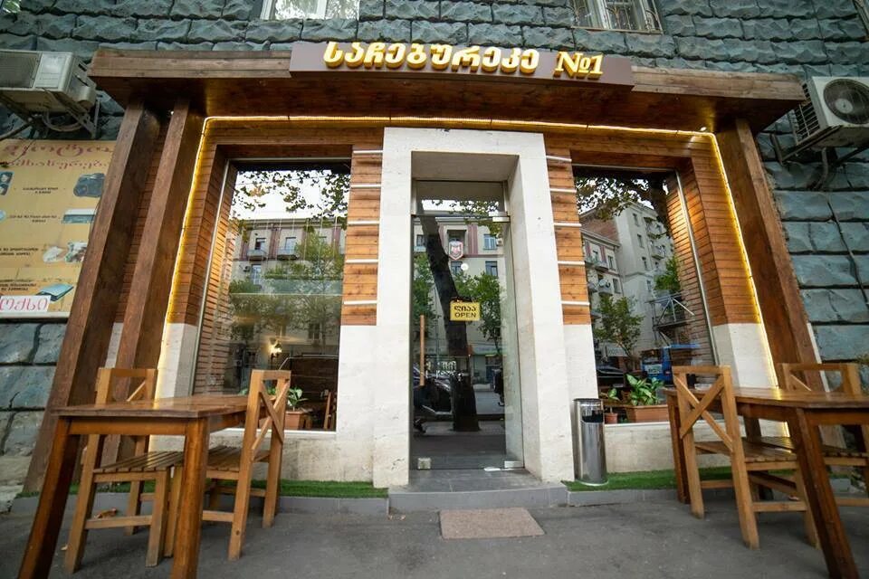 Вкусно поесть в тбилиси. Sachebureke Abanotubanshi. Красивые кафе Тбилиси. Тбилиси кафе Луи район Ваке. Радио кафе Тбилиси.