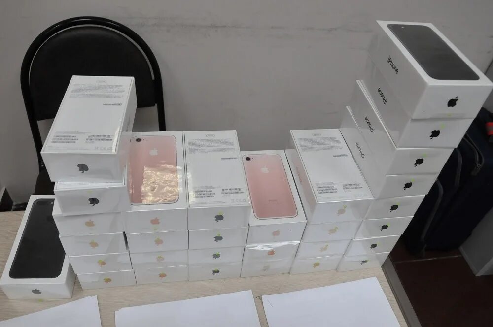 Магазин списанной техники apple за 0. Коробки айфонов. Айфоны в коробках. Много айфонов в коробках. Много айфонов в коробке.