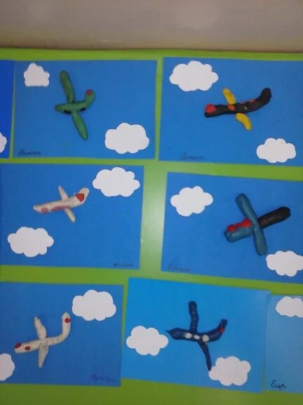Рисование самолет летит сквозь облака средняя группа. Лепка самолет младшая группа. Самолет в средней группе. Лепка самолет в младшей группе к 23 февраля. Лепка в средней группе самолет на 23 февраля.