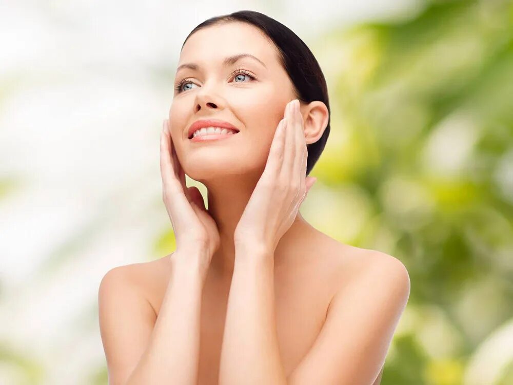 Скраб для лица. Последний уход. Девушка с кремом на лице. Кожа лица. Последний уход.